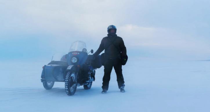 Как 20 человек проехали по льду Байкала на советских мотоциклах: история безумной экспедиции